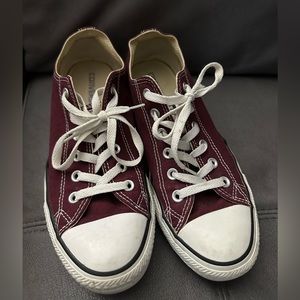Converse CT all stars low top maroon size 10 
EUC